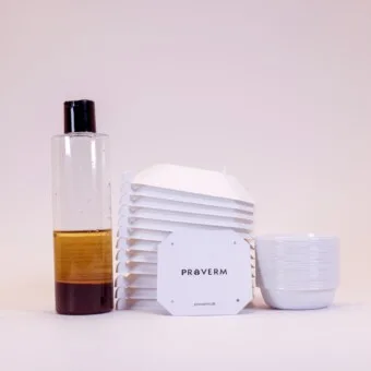 12 pak med 120 ml lokkemiddel, 12 faldf&aelig;lder og 36 fangstkopper forfra